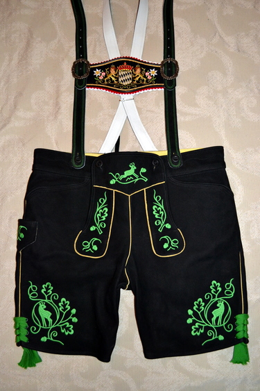 Lederhosen Schuhplatter with Traeger