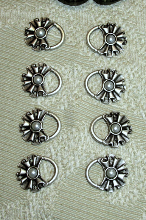 Dirndl Bodice Hooks Ruffles with Pearl Centre (8)