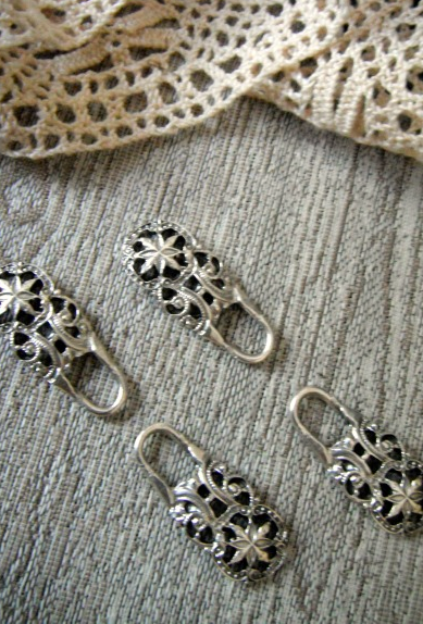 Dirndl Bodice Hooks Flower Detail (Set 8)
